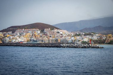 Feribot limanı olan Skyline Los Christianos, Güney Tenerife 
