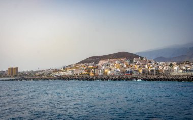 Feribot limanı olan Skyline Los Christianos, Güney Tenerife 