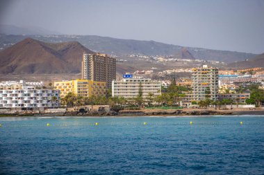 Feribot limanı olan Skyline Los Christianos, Güney Tenerife 