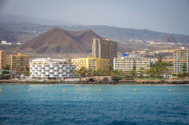 Feribot limanı olan Skyline Los Christianos, Güney Tenerife 