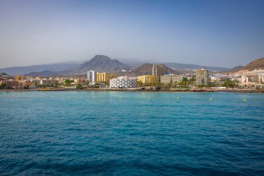 Feribot limanı olan Skyline Los Christianos, Güney Tenerife 