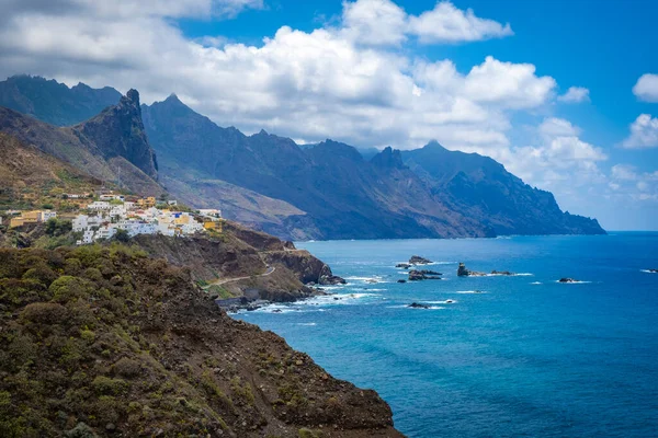 スペインのカナリア諸島の岩礁海岸にある小さな町 — ストック写真