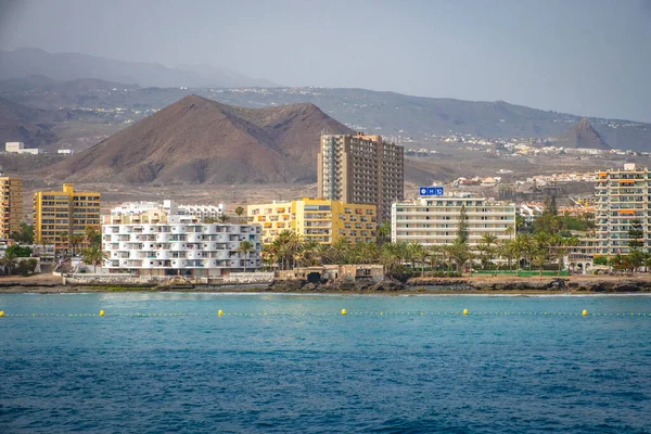 Feribot limanı olan Skyline Los Christianos, Güney Tenerife 