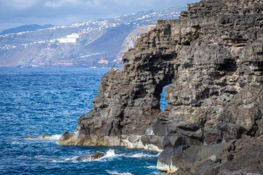 Tenerife, Canaria Adaları, İspanya 'da Puerto de la Cruz' daki Martianez Körfezi yakınlarındaki kayalıklardaki Atlantik kırıklarından gelen dalgalar taşlara çarpıyor.
