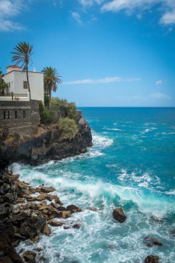 Atlantik 'ten gelen dalgalar İspanya' nın Canaria Adaları, Tenerife 'deki Puerto de la Cruz' daki Martianez körfezindeki taş duvarları yıkıyor.