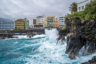 Atlantik 'ten gelen dalgalar İspanya' nın Canaria Adaları, Tenerife 'deki Puerto de la Cruz' daki Martianez körfezindeki taş duvarları yıkıyor.