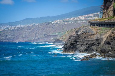 Atlantik 'ten gelen dalgalar İspanya' nın Canaria Adaları, Tenerife 'deki Puerto de la Cruz' daki Martianez körfezindeki taş duvarları yıkıyor.