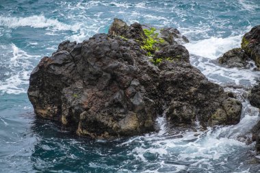 Atlantik 'ten gelen dalgalar İspanya' nın Canaria Adaları, Tenerife 'deki Puerto de la Cruz' daki Martianez körfezindeki taş duvarları yıkıyor.