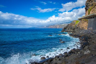 Atlantik 'ten gelen dalgalar İspanya' nın Canaria Adaları, Tenerife 'deki Puerto de la Cruz' daki Martianez körfezindeki taş duvarları yıkıyor.