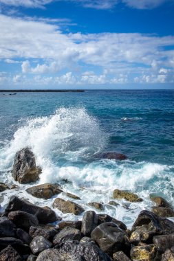 Atlantik 'ten gelen dalgalar İspanya' nın Canaria Adaları, Tenerife 'deki Puerto de la Cruz' daki Martianez körfezindeki taş duvarları yıkıyor.