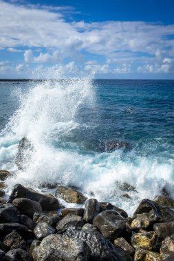 Atlantik 'ten gelen dalgalar İspanya' nın Canaria Adaları, Tenerife 'deki Puerto de la Cruz' daki Martianez körfezindeki taş duvarları yıkıyor.