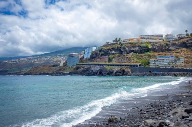 İspanya, Tenerife 'de Puerto de la Cruz' da Martianez Körfezi 'nde okyanus dalgaları kırılıyor