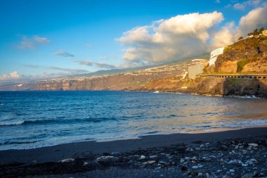 İspanya, Tenerife 'de Puerto de la Cruz' da Martianez Körfezi 'nde okyanus dalgaları kırılıyor