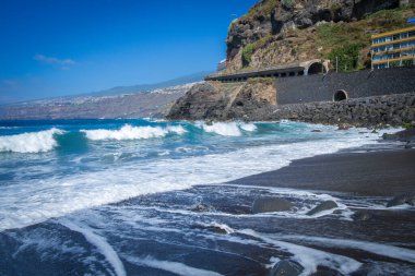 İspanya, Tenerife 'de Puerto de la Cruz' da Martianez Körfezi 'nde okyanus dalgaları kırılıyor