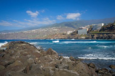 İspanya, Tenerife 'de Puerto de la Cruz' da Martianez Körfezi 'nde okyanus dalgaları kırılıyor