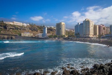 Atlantik 'ten gelen dalgalar İspanya' nın Canaria Adaları, Tenerife 'deki Puerto de la Cruz' daki Martianez körfezindeki taş duvarları yıkıyor.