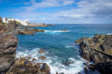 İspanya, Canaria Adaları, Tenerife 'deki Puerto de la Cruz sahilinde mükemmel bir rahatlama.