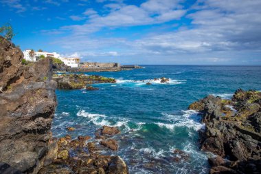 İspanya, Canaria Adaları, Tenerife 'deki Puerto de la Cruz sahilinde mükemmel bir rahatlama.