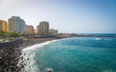 İspanya, Canaria Adaları, Tenerife 'deki Puerto de la Cruz sahilinde mükemmel bir rahatlama.