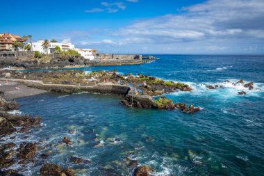 İspanya, Canaria Adaları, Tenerife 'deki Puerto de la Cruz sahilinde mükemmel bir rahatlama.