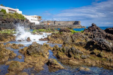 İspanya, Canaria Adaları, Tenerife 'deki Puerto de la Cruz sahilinde mükemmel bir rahatlama.