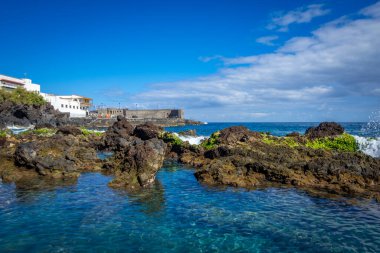 İspanya, Canaria Adaları, Tenerife 'deki Puerto de la Cruz sahilinde mükemmel bir rahatlama.