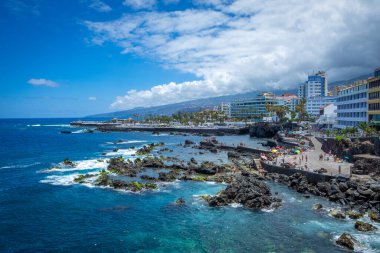 İspanya, Canaria Adaları, Tenerife 'deki Puerto de la Cruz sahilinde mükemmel bir rahatlama.