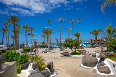 İspanya, Canaria Adaları, Tenerife 'deki Puerto de la Cruz sahilinde mükemmel bir rahatlama.