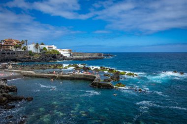 İspanya, Canaria Adaları, Tenerife 'deki Puerto de la Cruz' da yüzmek ve dinlenmek için harika bir yer.