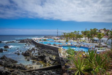 İspanya, Canaria Adaları, Tenerife 'deki Puerto de la Cruz' da yüzmek ve dinlenmek için harika bir yer.