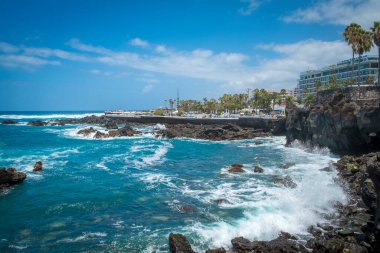 İspanya, Canaria Adaları, Tenerife 'deki Puerto de la Cruz' da yüzmek ve dinlenmek için harika bir yer.