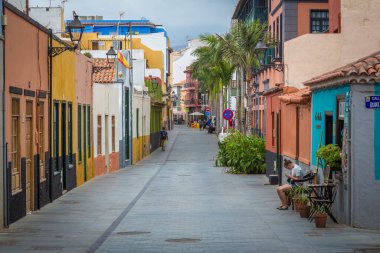 İspanya, Kanarya Adaları 'nda renkli evleri olan bir kasaba.