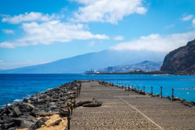 Playa de Las Teresitas, Tenerifa 'daki kayalık deniz kıyısında uzun bir iskele.  