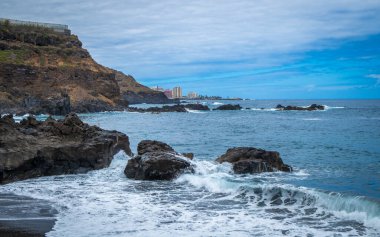 Playa el Bollulo 'daki güzel manzara, Tenerife, İspanya