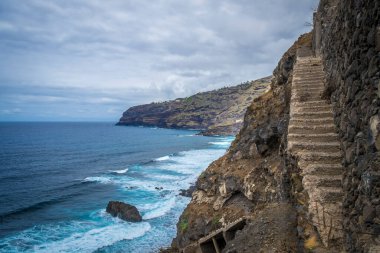 Playa el Bollulo 'daki güzel manzara, Tenerife, İspanya