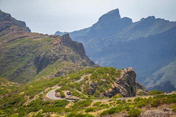 テネリフェ島のマスカ村へのテノ岩を通る曲がりくねった山道 — ストック写真