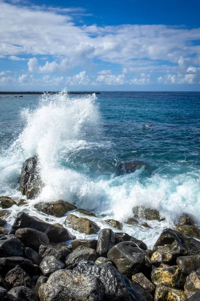 大西洋からの波は スペイン カナリア諸島 テネリフェ島のプエルトデラクルスのマルティネス湾の石壁で砕けています — ストック写真