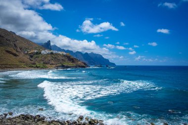 Playa el Bollulo 'daki güzel manzara, Tenerife, İspanya 