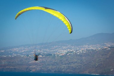 Mavi gökyüzünde yürüyen adam 