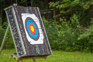 Hedef tahtası ve ok.