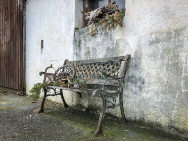 Eski binanın yakınındaki eski bank.