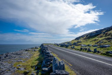 Kayalık deniz kıyısında asfalt yol