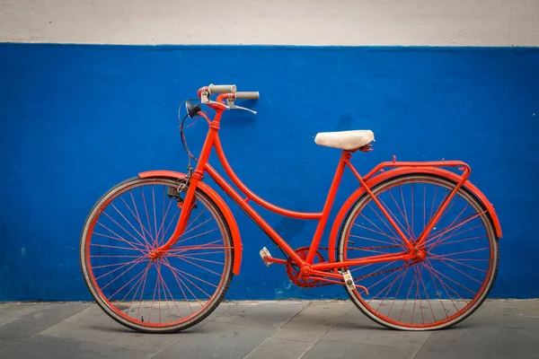 Bicicleta Vermelha Parede Edifício — Fotografia de Stock