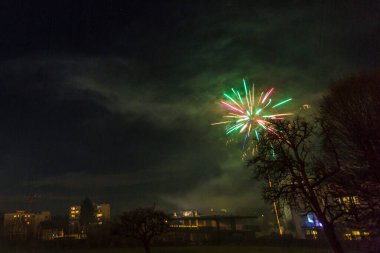 Gece gökyüzünde güzel havai fişekler