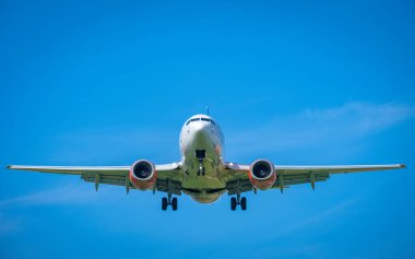 Mavi gökyüzünde uçan yolcu uçağı