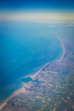 Uçaktan gökyüzü manzarası güzel.
