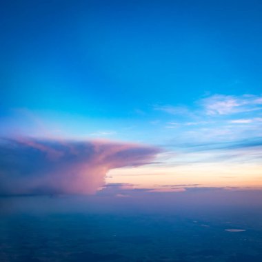 Gün batımında uçaktan hava görüntüsü