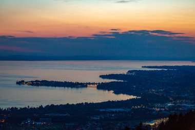 Almanya 'da gün batımında Constance Gölü' ndeki Lindau şehri