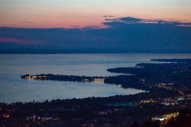 Almanya 'da gün batımında Constance Gölü' ndeki Lindau şehri
