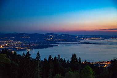 Almanya 'da gün batımında Constance Gölü' ndeki Lindau şehri